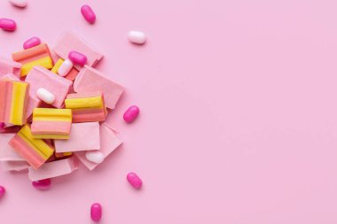 Dişetleri renk arkaplanı üzerinde çiğniyor