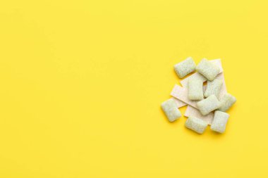 Dişetleri renk arkaplanı üzerinde çiğniyor