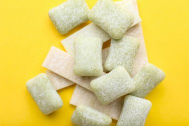 Dişetleri renk arkaplanı üzerinde çiğniyor