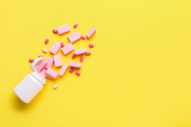 Dişetleri renk arkaplanı üzerinde çiğnenen bir kap