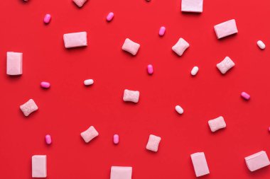 Dişetleri renk arkaplanı üzerinde çiğniyor