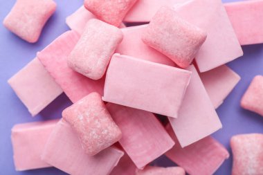 Dişetleri renk arkaplanı üzerinde çiğniyor