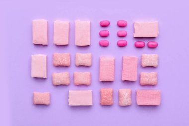 Dişetleri renk arkaplanı üzerinde çiğniyor