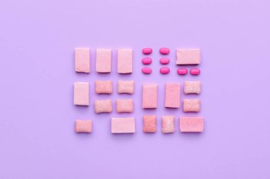 Dişetleri renk arkaplanı üzerinde çiğniyor