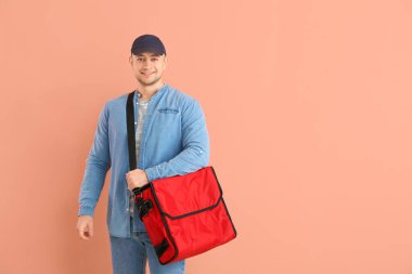 Renk arkaplanındaki yemek dağıtım servisi kuryesi