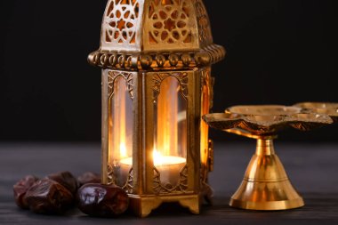 Müslüman lambası ve koyu arkaplan üzerinde tarihler