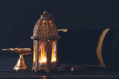 Müslüman lamba, ibadet halısı ve koyu arkaplan üzerine tarihler