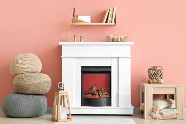 Şömineli modern oturma odasının içi.