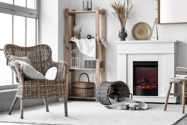 Şömineli bir oturma odası.