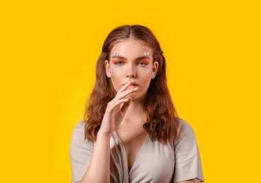 Renkli makyajlı güzel bir genç kadının portresi.