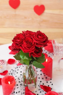 Evde Sevgililer Günü kutlaması için şenlik masası.