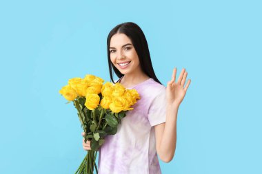 Renkli arka planda gül buketi olan güzel bir kadın.