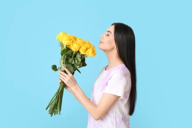 Renkli arka planda gül buketi olan güzel bir kadın.