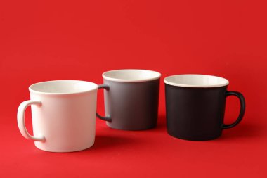 Renk arkaplanındaki boş bardaklar