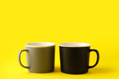 Renk arkaplanındaki boş bardaklar