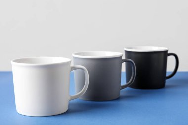 Renk tablosunda boş bardaklar