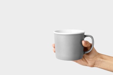 Hafif arka planı olan bir el.