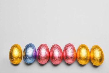 Gri arkaplanda tatlı çikolata yumurtaları