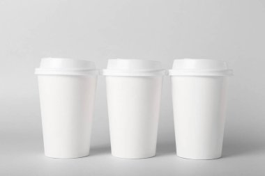 Açık arkaplanda boş yemek kupaları