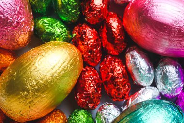 Arka planda birçok çikolatalı Paskalya yumurtası