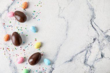 Hafif arkaplanda çikolatalı Paskalya yumurtaları