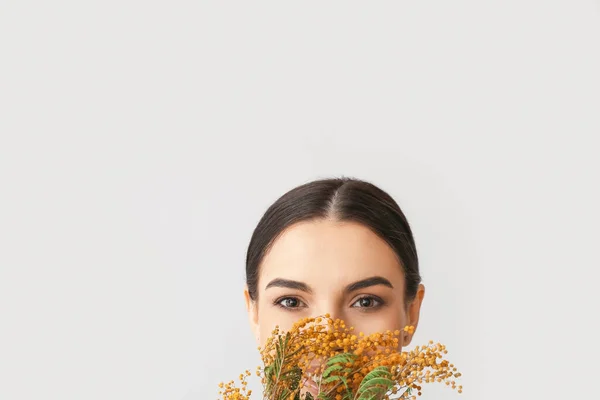 Vacker Ung Kvinna Med Blommor Grå Bakgrund — Stockfoto