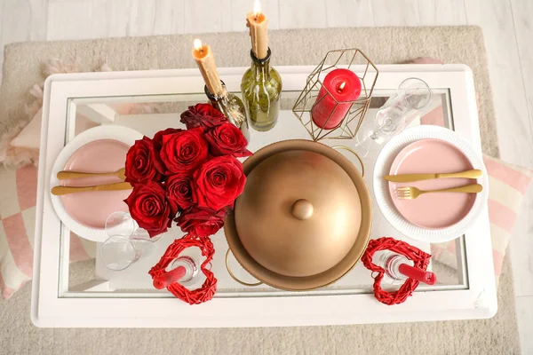 발렌티나의 축하를 즐거운 식탁을 방에서 준비하는 — 스톡 사진