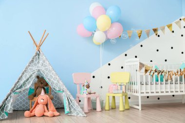 İlk doğum günü partisi için dekore edilmiş çocuk odasının içi.