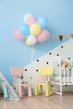 İlk doğum günü partisi için dekore edilmiş çocuk odasının içi.