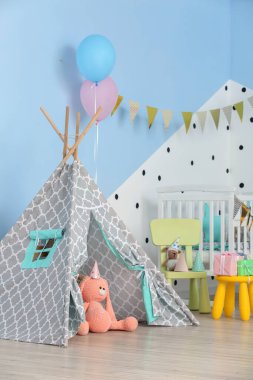 İlk doğum günü partisi için dekore edilmiş çocuk odasının içi.