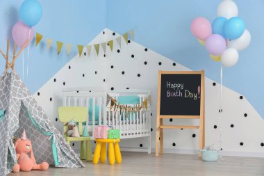 İlk doğum günü partisi için dekore edilmiş çocuk odasının içi.