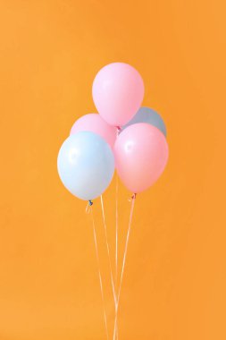 Renkli arka planda hava balonları