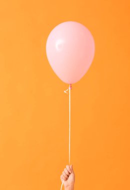 Arka planda hava balonu olan insan eli