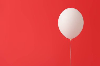 Renkli arka planda hava balonu