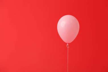 Renkli arka planda hava balonu