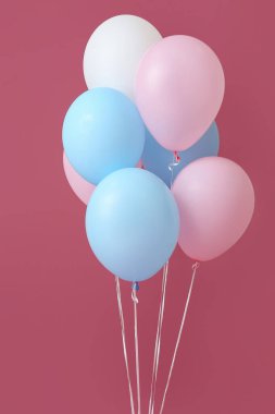 Renkli arka planda hava balonları