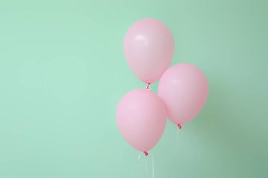 Renkli arka planda hava balonları