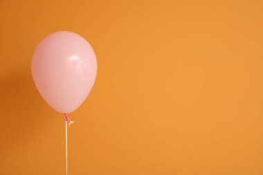 Renkli arka planda hava balonu