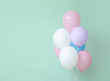 Renkli arka planda hava balonları