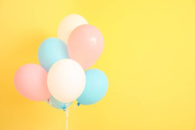 Renkli arka planda hava balonları