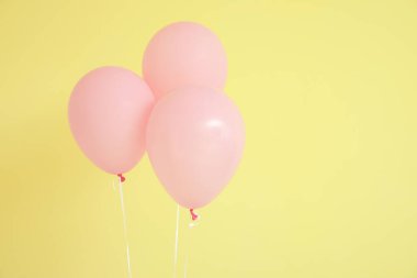 Renkli arka planda hava balonları