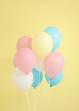 Renkli arka planda hava balonları