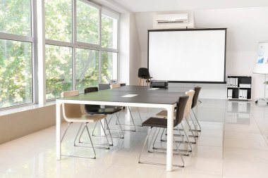 Projektörlü oda, ofisteki konferansa hazır.