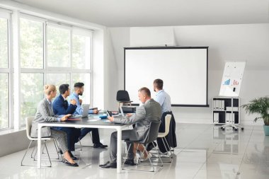 İş adamlarının ofiste toplantısı var.