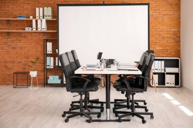 Projektörlü oda, ofisteki konferansa hazır.