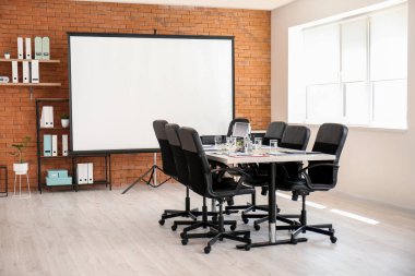 Projektörlü oda, ofisteki konferansa hazır.