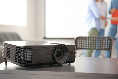 Konferans salonundaki masada video projektörü