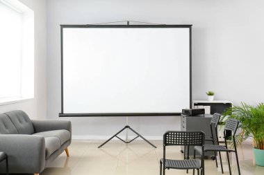 Projektörlü oda, ofisteki konferansa hazır.