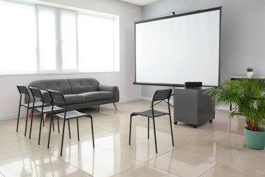 Projektörlü oda, ofisteki konferansa hazır.