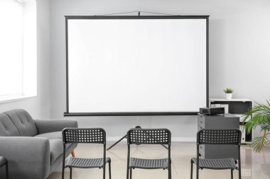 Projektörlü oda, ofisteki konferansa hazır.